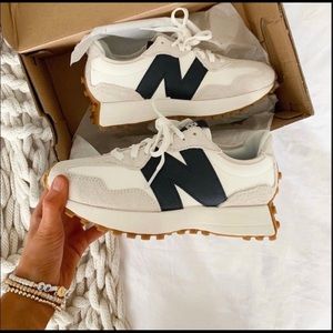 New Balance 327 Moonbeam women's